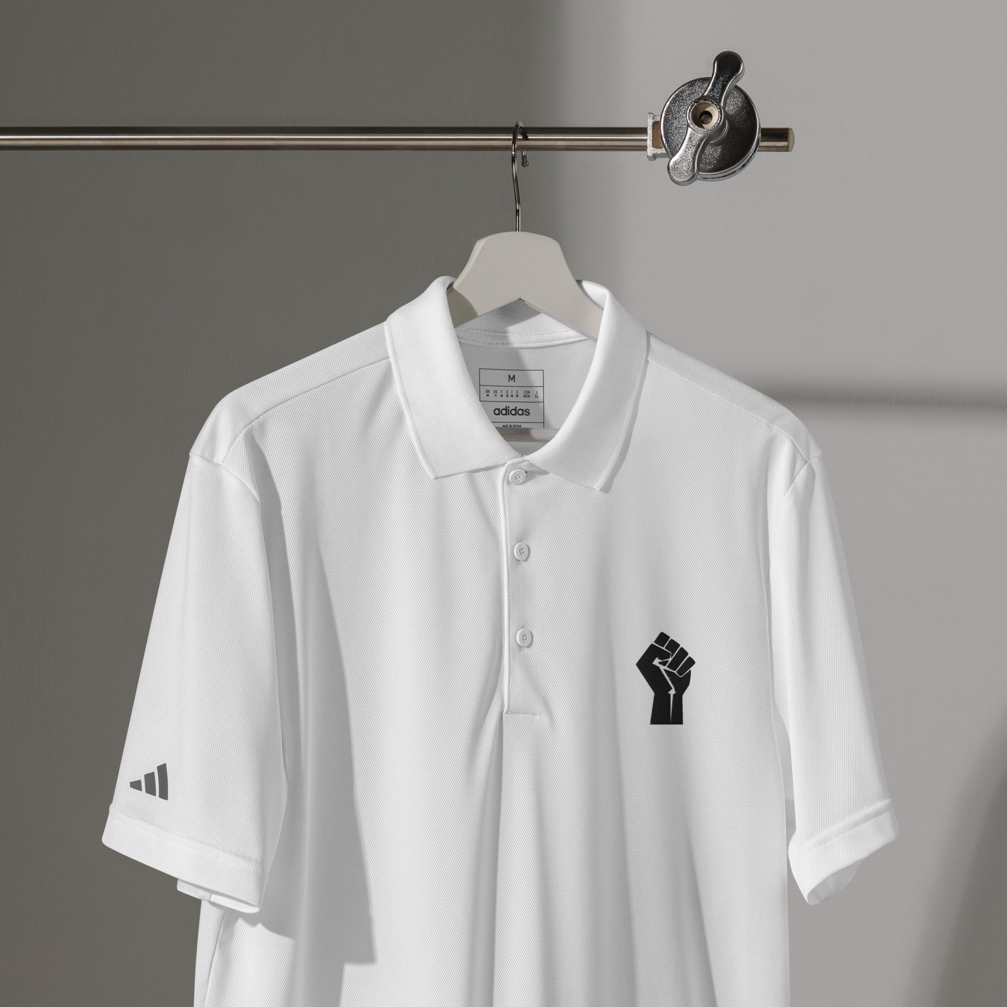 Polo Adidas poing levé brodé – Force et liberté