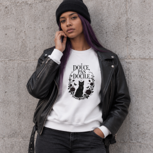 Sweat femme « Douce, pas docile » – Chat noir et fleurs gothiques - Divers coloris