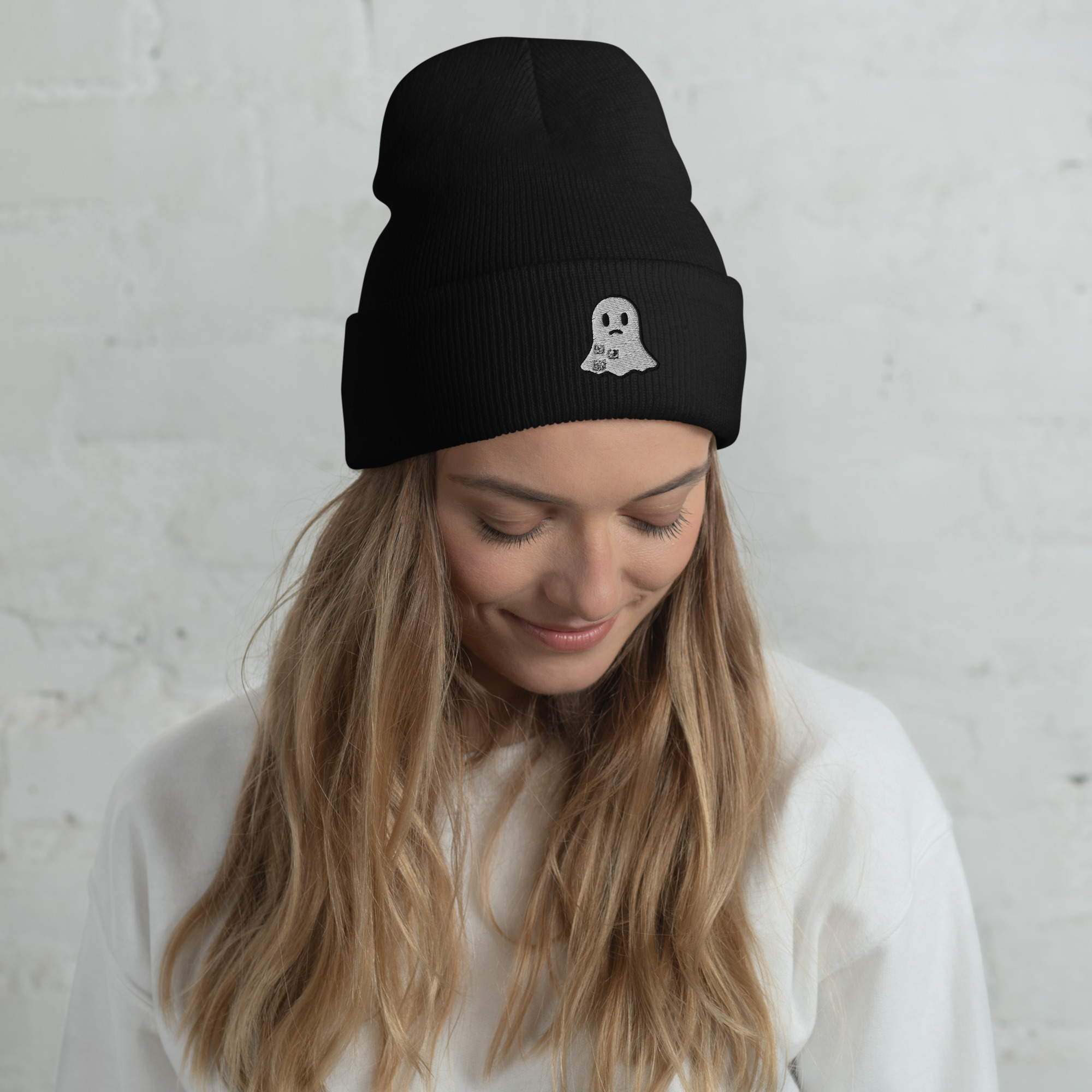 Bonnet noir brodé « Fantôme blasé »