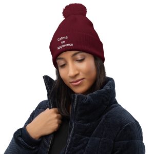 Bonnet à pompon Calme en apparence – Broderie blanche unisexe -  Divers coloris